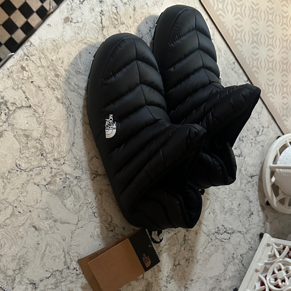 NWT The North Face thermoball traction Quilted Booties 9